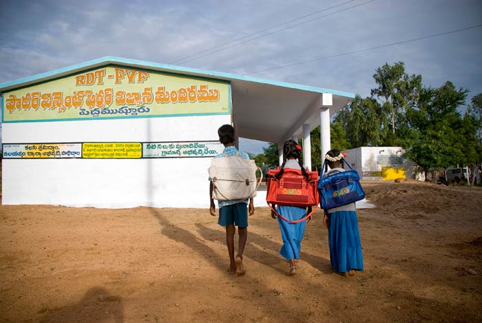 Niños de camino a clase